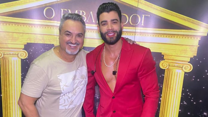 Cantor Gusttavo Lima ao lado do apresentador Odair Terra (Divulgação/ Reis Comunica)